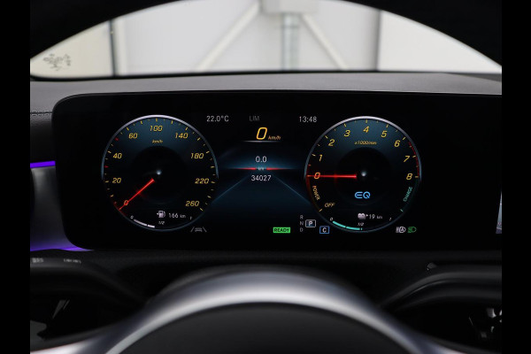 Mercedes-Benz A-Klasse 250e AMG Night | Panoramadak | Stoelverwarming | Carplay | Leder/Alcantara | Camera | Navigatie | Widescreen | Sfeerverlichting | Park Assist | PHEV