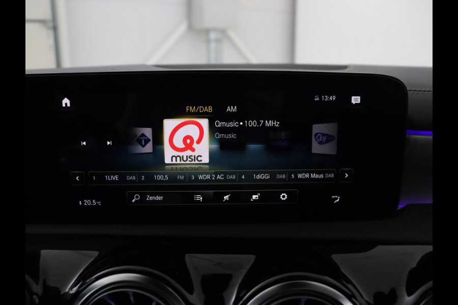 Mercedes-Benz A-Klasse 250e AMG Night | Panoramadak | Stoelverwarming | Carplay | Leder/Alcantara | Camera | Navigatie | Widescreen | Sfeerverlichting | Park Assist | PHEV