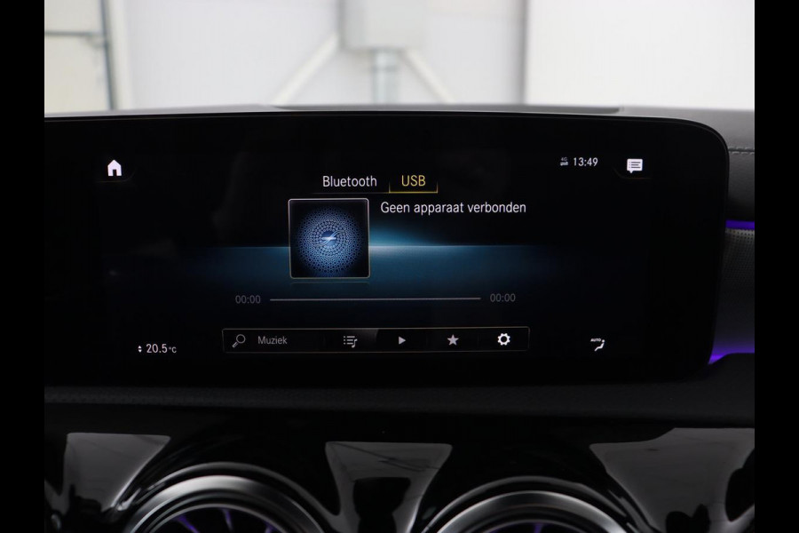 Mercedes-Benz A-Klasse 250e AMG Night | Panoramadak | Stoelverwarming | Carplay | Leder/Alcantara | Camera | Navigatie | Widescreen | Sfeerverlichting | Park Assist | PHEV