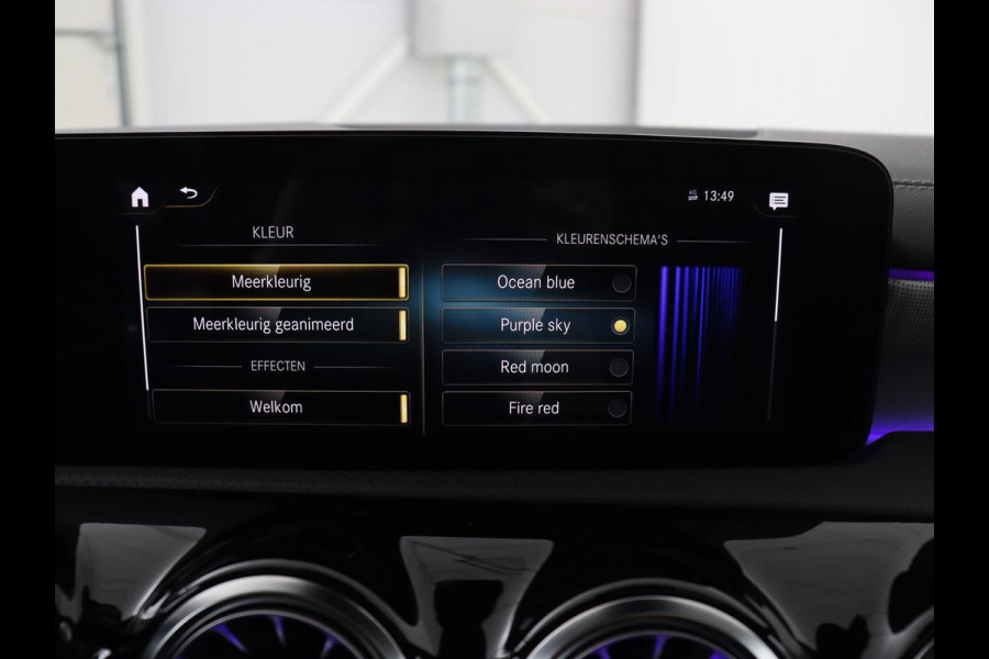 Mercedes-Benz A-Klasse 250e AMG Night | Panoramadak | Stoelverwarming | Carplay | Leder/Alcantara | Camera | Navigatie | Widescreen | Sfeerverlichting | Park Assist | PHEV