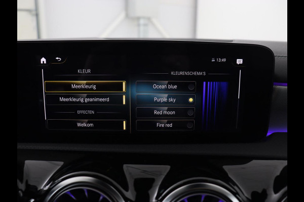Mercedes-Benz A-Klasse 250e AMG Night | Panoramadak | Stoelverwarming | Carplay | Leder/Alcantara | Camera | Navigatie | Widescreen | Sfeerverlichting | Park Assist | PHEV