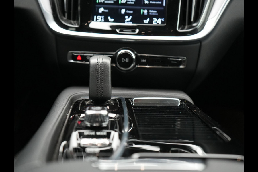 Volvo V60 T6 Twin Engine AWD Momentum Pro Plug In Hybrid 340pk Dealer O.H PHEV | Adaptive Cruise | Harman Kardon | Lederen Sportstoelen | Camera | Pilot Assist | Apple Carplay | Navigatie | Blis | Virtual | DAB