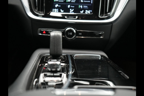 Volvo V60 T6 Twin Engine AWD Momentum Pro Plug In Hybrid 340pk Dealer O.H PHEV | Adaptive Cruise | Harman Kardon | Lederen Sportstoelen | Camera | Pilot Assist | Apple Carplay | Navigatie | Blis | Virtual | DAB
