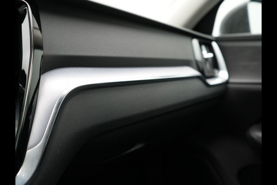 Volvo V60 T6 Twin Engine AWD Momentum Pro Plug In Hybrid 340pk Dealer O.H PHEV | Adaptive Cruise | Harman Kardon | Lederen Sportstoelen | Camera | Pilot Assist | Apple Carplay | Navigatie | Blis | Virtual | DAB