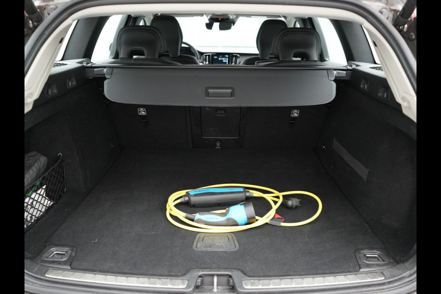 Volvo V60 T6 Twin Engine AWD Momentum Pro Plug In Hybrid 340pk Dealer O.H PHEV | Adaptive Cruise | Harman Kardon | Lederen Sportstoelen | Camera | Pilot Assist | Apple Carplay | Navigatie | Blis | Virtual | DAB
