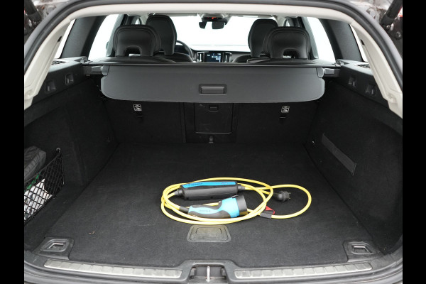 Volvo V60 T6 Twin Engine AWD Momentum Pro Plug In Hybrid 340pk Dealer O.H PHEV | Adaptive Cruise | Harman Kardon | Lederen Sportstoelen | Camera | Pilot Assist | Apple Carplay | Navigatie | Blis | Virtual | DAB