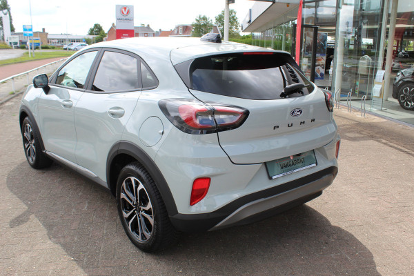 Ford Puma 1.0-125pk EcoBoost Mild-Hybrid Titanium. Nieuw Model ! Van €. 35.920,- voor €. 29.950,- Slechts 3.150km ! Fabrieksgarantie t/m 30-01-2029 ! Lane- en side assist, Camera, Navigatie, Telefoonvoorb., Stoel-, stuur- en voorraamverwarming, LED verlichting etc.