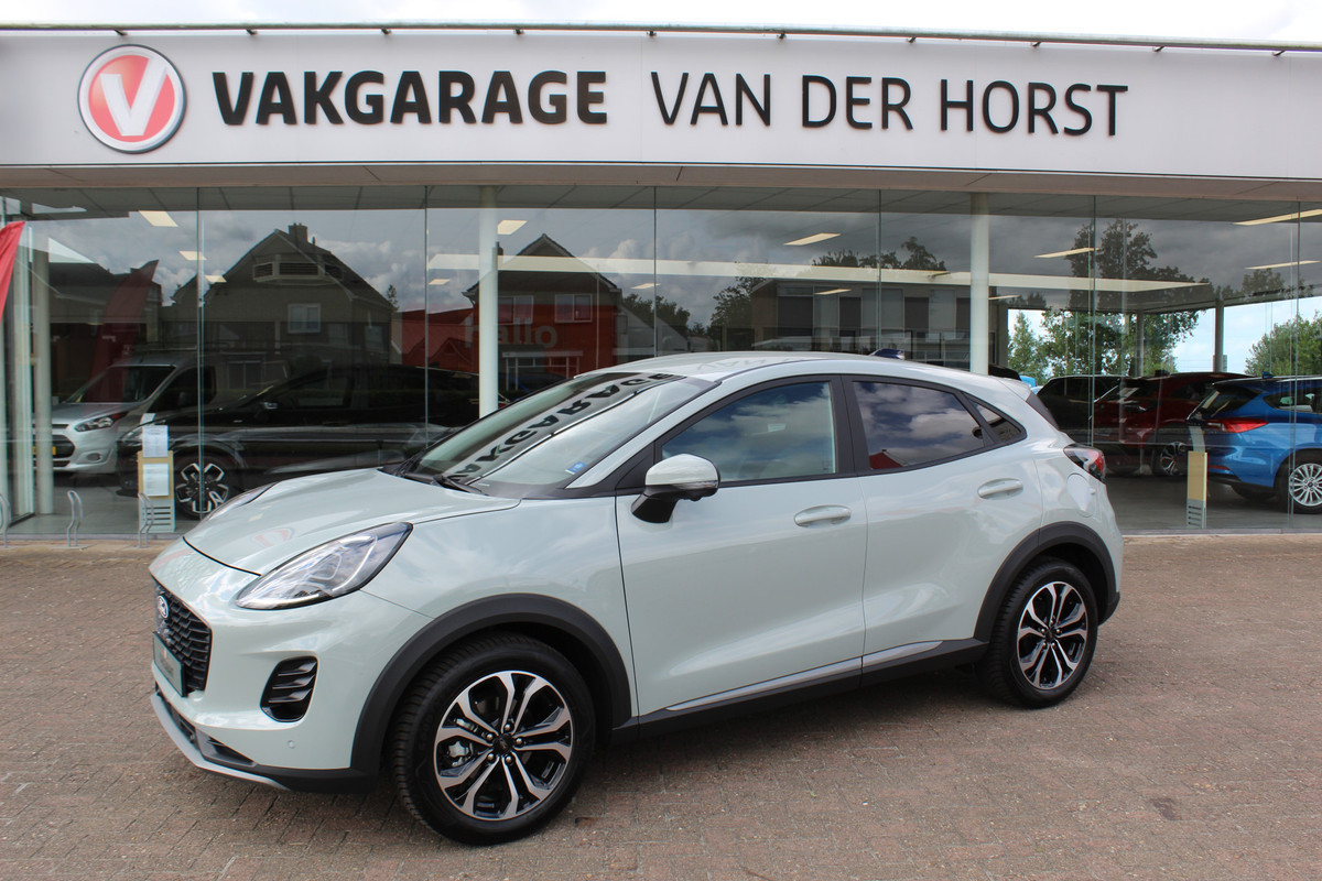 Ford Puma 1.0-125pk EcoBoost Mild-Hybrid Titanium. Nieuw Model ! Van €. 35.920,- voor €. 29.950,- Slechts 3.150km ! Fabrieksgarantie t/m 30-01-2029 ! Lane- en side assist, Camera, Navigatie, Telefoonvoorb., Stoel-, stuur- en voorraamverwarming, LED verlichting etc. Ford Puma 1.0-125pk EcoBoost Mild-Hybrid Titanium. Nieuw Model ! Van €. 35.920,- voor €. 29.950,- Slechts 3.150km ! Fabrieksgarantie t/m 30-01-2029 ! Lane- en side assist, Camera, Navigatie, Telefoonvoorb., Stoel-, stuur- en voorraamverwarming, LED verlichting etc.