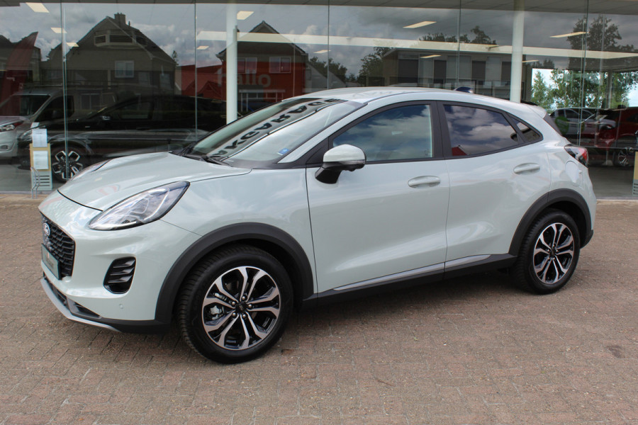Ford Puma 1.0-125pk EcoBoost Mild-Hybrid Titanium. Nieuw Model ! Van €. 35.920,- voor €. 29.950,- Slechts 3.150km ! Fabrieksgarantie t/m 30-01-2029 ! Lane- en side assist, Camera, Navigatie, Telefoonvoorb., Stoel-, stuur- en voorraamverwarming, LED verlichting etc.