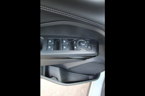 Ford Puma 1.0-125pk EcoBoost Mild-Hybrid Titanium. Nieuw Model ! Van €. 35.920,- voor €. 29.950,- Slechts 3.150km ! Fabrieksgarantie t/m 30-01-2029 ! Lane- en side assist, Camera, Navigatie, Telefoonvoorb., Stoel-, stuur- en voorraamverwarming, LED verlichting etc.
