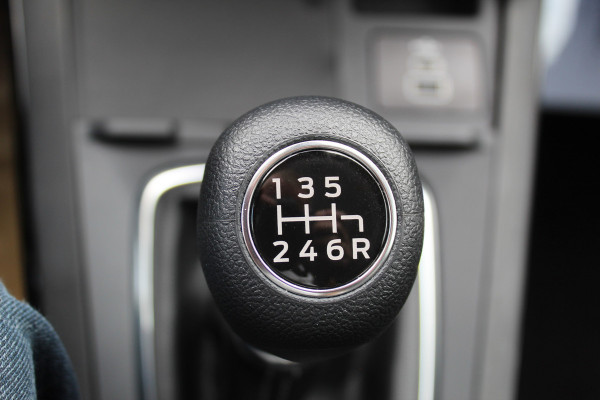 Ford Puma 1.0-125pk EcoBoost Mild-Hybrid Titanium. Nieuw Model ! Van €. 35.920,- voor €. 29.950,- Slechts 3.150km ! Fabrieksgarantie t/m 30-01-2029 ! Lane- en side assist, Camera, Navigatie, Telefoonvoorb., Stoel-, stuur- en voorraamverwarming, LED verlichting etc.