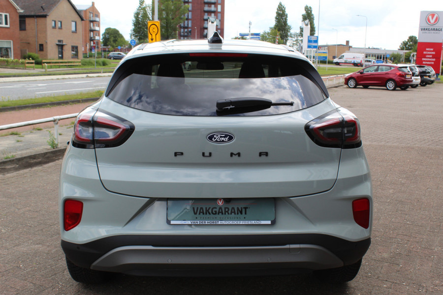 Ford Puma 1.0-125pk EcoBoost Mild-Hybrid Titanium. Nieuw Model ! Van €. 35.920,- voor €. 29.950,- Slechts 3.150km ! Fabrieksgarantie t/m 30-01-2029 ! Lane- en side assist, Camera, Navigatie, Telefoonvoorb., Stoel-, stuur- en voorraamverwarming, LED verlichting etc.