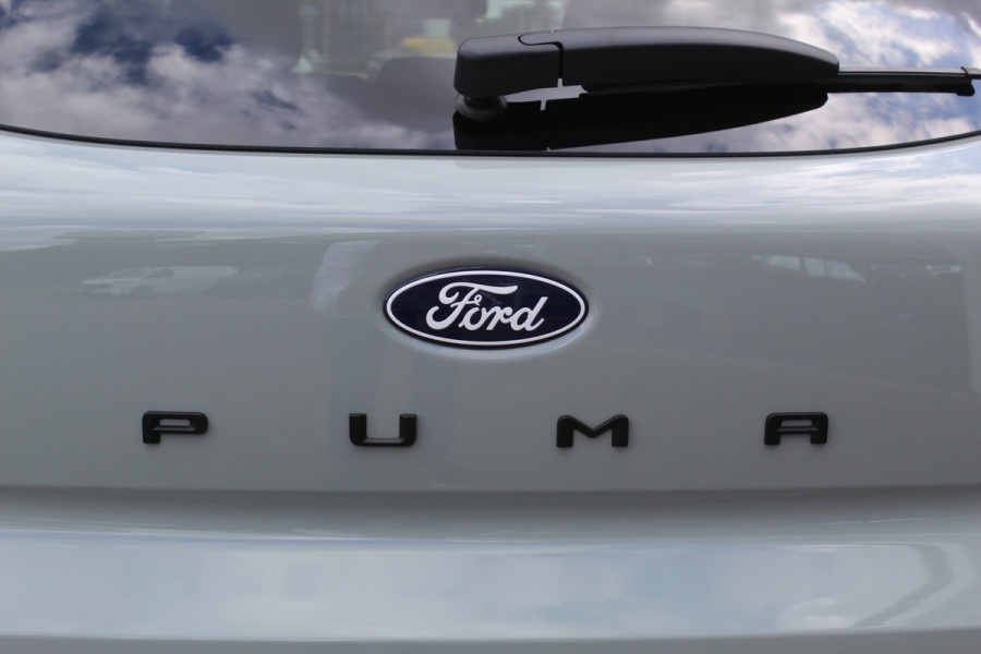 Ford Puma 1.0-125pk EcoBoost Mild-Hybrid Titanium. Nieuw Model ! Van €. 35.920,- voor €. 29.950,- Slechts 3.150km ! Fabrieksgarantie t/m 30-01-2029 ! Lane- en side assist, Camera, Navigatie, Telefoonvoorb., Stoel-, stuur- en voorraamverwarming, LED verlichting etc.