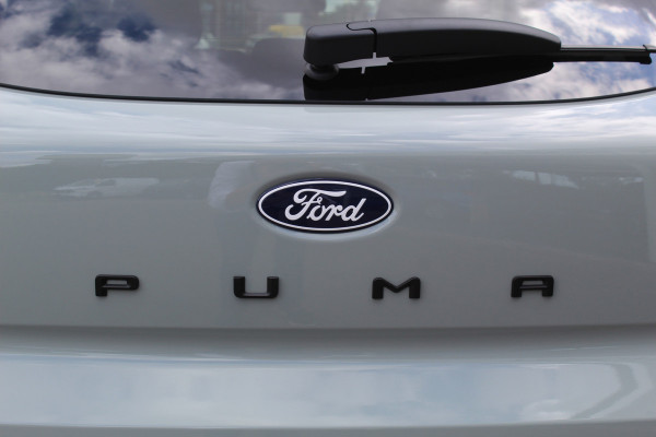 Ford Puma 1.0-125pk EcoBoost Mild-Hybrid Titanium. Nieuw Model ! Van €. 35.920,- voor €. 29.950,- Slechts 3.150km ! Fabrieksgarantie t/m 30-01-2029 ! Lane- en side assist, Camera, Navigatie, Telefoonvoorb., Stoel-, stuur- en voorraamverwarming, LED verlichting etc.