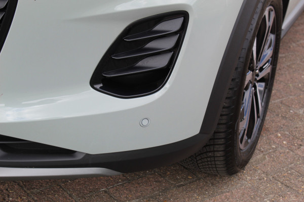 Ford Puma 1.0-125pk EcoBoost Mild-Hybrid Titanium. Nieuw Model ! Van €. 35.920,- voor €. 29.950,- Slechts 3.150km ! Fabrieksgarantie t/m 30-01-2029 ! Lane- en side assist, Camera, Navigatie, Telefoonvoorb., Stoel-, stuur- en voorraamverwarming, LED verlichting etc.