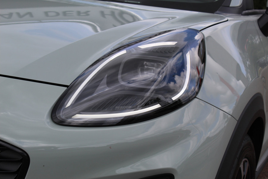 Ford Puma 1.0-125pk EcoBoost Mild-Hybrid Titanium. Nieuw Model ! Van €. 35.920,- voor €. 29.950,- Slechts 3.150km ! Fabrieksgarantie t/m 30-01-2029 ! Lane- en side assist, Camera, Navigatie, Telefoonvoorb., Stoel-, stuur- en voorraamverwarming, LED verlichting etc.