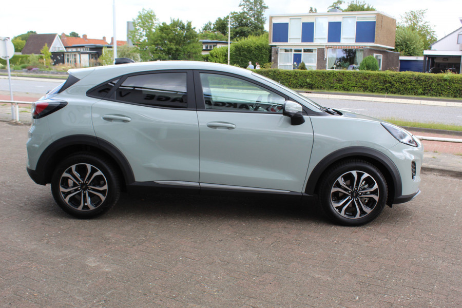 Ford Puma 1.0-125pk EcoBoost Mild-Hybrid Titanium. Nieuw Model ! Van €. 35.920,- voor €. 29.950,- Slechts 3.150km ! Fabrieksgarantie t/m 30-01-2029 ! Lane- en side assist, Camera, Navigatie, Telefoonvoorb., Stoel-, stuur- en voorraamverwarming, LED verlichting etc.