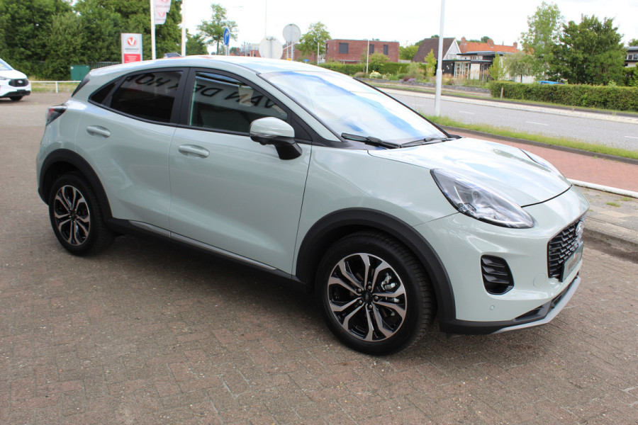 Ford Puma 1.0-125pk EcoBoost Mild-Hybrid Titanium. Nieuw Model ! Van €. 35.920,- voor €. 29.950,- Slechts 3.150km ! Fabrieksgarantie t/m 30-01-2029 ! Lane- en side assist, Camera, Navigatie, Telefoonvoorb., Stoel-, stuur- en voorraamverwarming, LED verlichting etc.