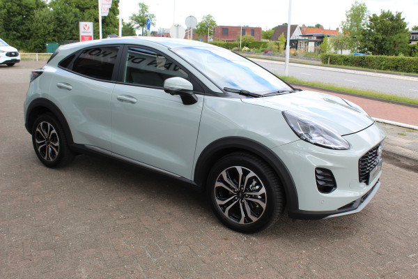 Ford Puma 1.0-125pk EcoBoost Mild-Hybrid Titanium. Nieuw Model ! Van €. 35.920,- voor €. 29.950,- Slechts 3.150km ! Fabrieksgarantie t/m 30-01-2029 ! Lane- en side assist, Camera, Navigatie, Telefoonvoorb., Stoel-, stuur- en voorraamverwarming, LED verlichting etc.