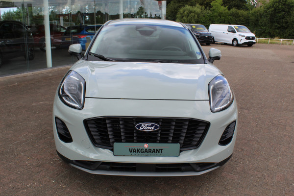 Ford Puma 1.0-125pk EcoBoost Mild-Hybrid Titanium. Nieuw Model ! Van €. 35.920,- voor €. 29.950,- Slechts 3.150km ! Fabrieksgarantie t/m 30-01-2029 ! Lane- en side assist, Camera, Navigatie, Telefoonvoorb., Stoel-, stuur- en voorraamverwarming, LED verlichting etc.