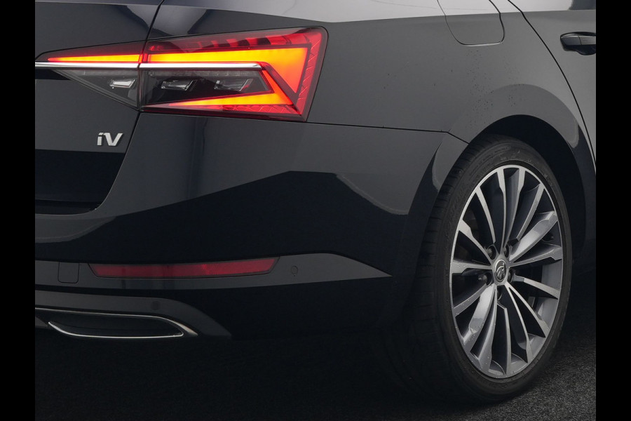 Škoda Superb Combi 1.4 TSI iV Lauren & Klement Plug In Hybrid 218pk Dealer O.H PHEV | Panodak | Adaptive Cruise | Camera | Lederen Sportstoelen Memory & Ventilatie |  Crystal LED | Apple Carplay | Lane Assist | Stoelverwarming | Navigatie |  DAB |