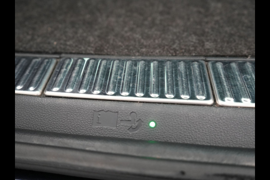Škoda Superb Combi 1.4 TSI iV Lauren & Klement Plug In Hybrid 218pk Dealer O.H PHEV | Panodak | Adaptive Cruise | Camera | Lederen Sportstoelen Memory & Ventilatie |  Crystal LED | Apple Carplay | Lane Assist | Stoelverwarming | Navigatie |  DAB |