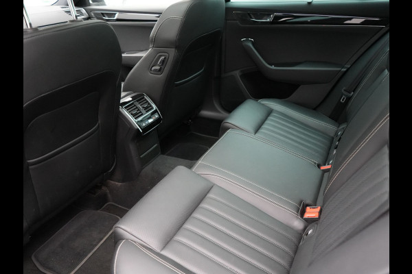 Škoda Superb Combi 1.4 TSI iV Lauren & Klement Plug In Hybrid 218pk Dealer O.H PHEV | Panodak | Adaptive Cruise | Camera | Lederen Sportstoelen Memory & Ventilatie |  Crystal LED | Apple Carplay | Lane Assist | Stoelverwarming | Navigatie |  DAB |