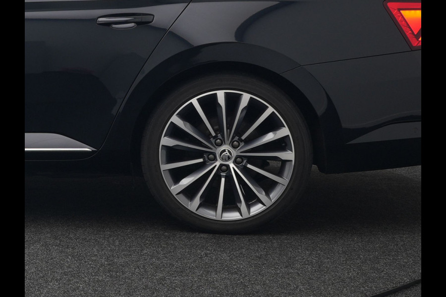 Škoda Superb Combi 1.4 TSI iV Lauren & Klement Plug In Hybrid 218pk Dealer O.H PHEV | Panodak | Adaptive Cruise | Camera | Lederen Sportstoelen Memory & Ventilatie |  Crystal LED | Apple Carplay | Lane Assist | Stoelverwarming | Navigatie |  DAB |