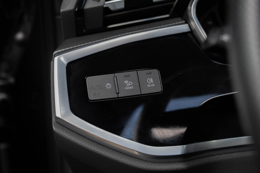 Audi Q3 45 TFSI e S edition | Pano | Keyles | Sfeer | Camera | Matrix