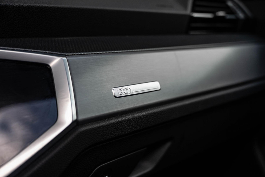Audi Q3 45 TFSI e S edition | Pano | Keyles | Sfeer | Camera | Matrix