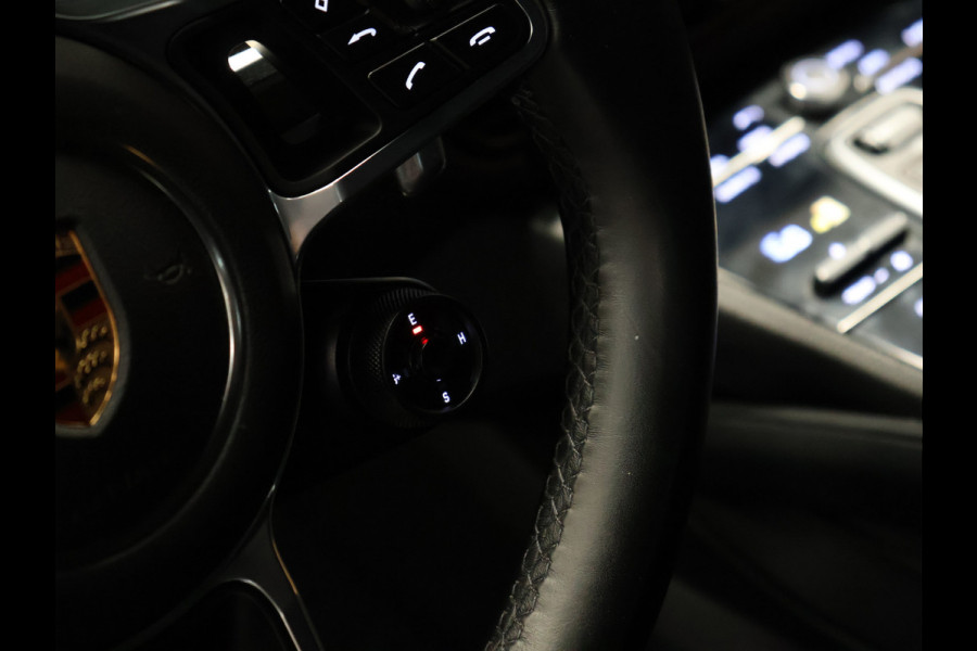 Porsche Cayenne 3.0 E-Hybrid [SPORT CHRONO, ADAPTIEVE LUCHTVERING, HEAD-UP, SOFT CLOSE, BURMESTER 3D, KEYLESS, SFEERVERLICHTING, TREKHAAK, STOELVENTILATIE, PDLS, SPORTUITLAAT, NIEUWSTAAT]