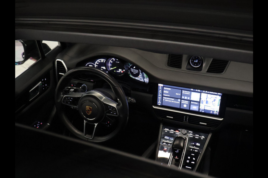 Porsche Cayenne 3.0 E-Hybrid [SPORT CHRONO, ADAPTIEVE LUCHTVERING, HEAD-UP, SOFT CLOSE, BURMESTER 3D, KEYLESS, SFEERVERLICHTING, TREKHAAK, STOELVENTILATIE, PDLS, SPORTUITLAAT, NIEUWSTAAT]