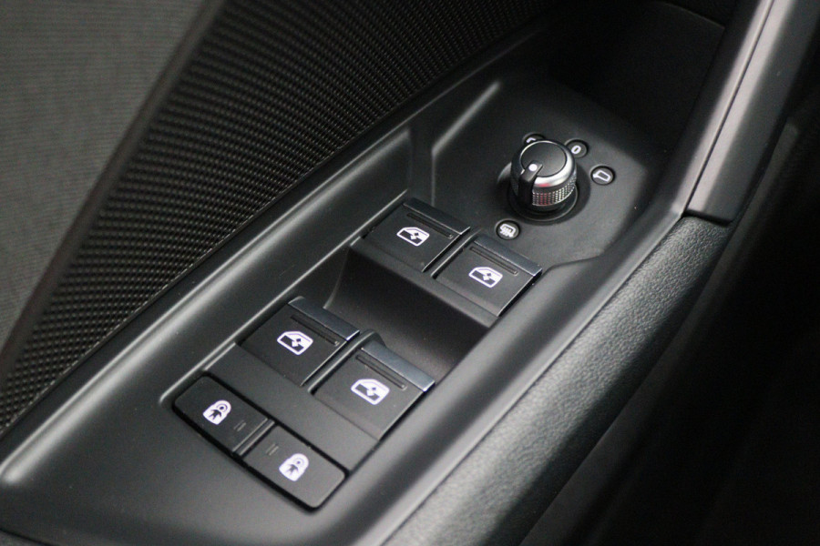 Audi A3 Sportback 30 TFSI Business edition Virtual Cockpit, Climate, Cruise, Apple Carplay, DAB, LED, Trekhaak, 17''