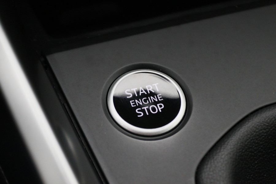 Audi A3 Sportback 30 TFSI Business edition Virtual Cockpit, Climate, Cruise, Apple Carplay, DAB, LED, Trekhaak, 17''