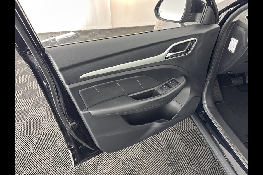 MG ZS EV Luxury 45 kWh (INCL-BTW) *PANO | FULL-LEATHER | CCS-FASTLOADER | KEYLESS | NAVI-FULLMAP | ADAPTIVE-CRUISE | CAMERA | HEATED-SPORTSEATS | CARPLAY | BLINDSPOT | DAB | LANE-ASSIST | 17"ALU*