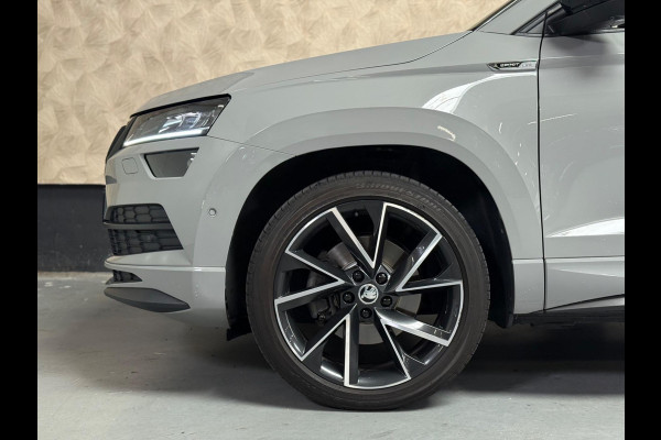 Škoda Karoq 2.0 TSI 4x4 Sportline Business | BTW | Nardo | Pano | Keyless | Trekhaak | 360 Camera | Sfeerverlichting