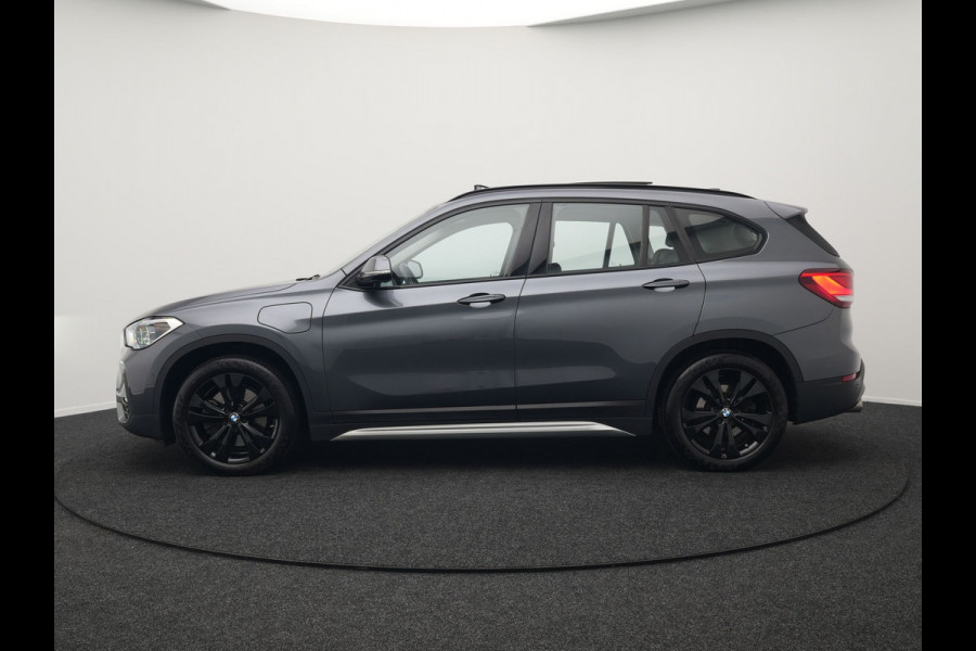 BMW X1 xDrive25e X Line Shadow Plug In Hybrid 221pk Dealer O.H. PHEV | Panodak | Sportstoelen Verwarmd | Sfeerverlichting | Head Up | Navigatie | Cruise Control | LED Koplampen | M-Stuur | Stoelverwarming | DAB |