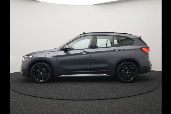 BMW X1 xDrive25e X Line Shadow Plug In Hybrid 221pk Dealer O.H. PHEV | Panodak | Sportstoelen Verwarmd | Sfeerverlichting | Head Up | Navigatie | Cruise Control | LED Koplampen | M-Stuur | Stoelverwarming | DAB |