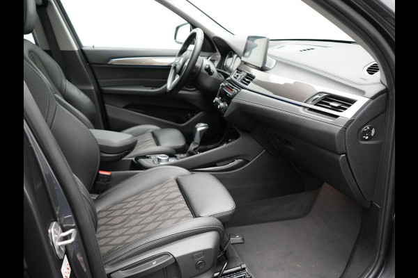BMW X1 xDrive25e X Line Shadow Plug In Hybrid 221pk Dealer O.H. PHEV | Panodak | Sportstoelen Verwarmd | Sfeerverlichting | Head Up | Navigatie | Cruise Control | LED Koplampen | M-Stuur | Stoelverwarming | DAB |
