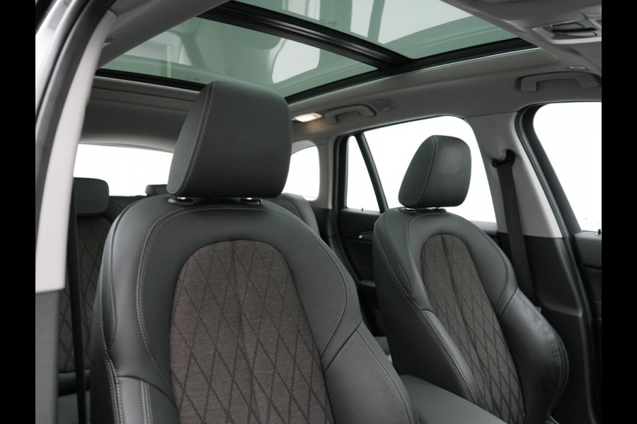BMW X1 xDrive25e X Line Shadow Plug In Hybrid 221pk Dealer O.H. PHEV | Panodak | Sportstoelen Verwarmd | Sfeerverlichting | Head Up | Navigatie | Cruise Control | LED Koplampen | M-Stuur | Stoelverwarming | DAB |