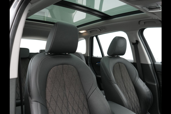 BMW X1 xDrive25e X Line Shadow Plug In Hybrid 221pk Dealer O.H. PHEV | Panodak | Sportstoelen Verwarmd | Sfeerverlichting | Head Up | Navigatie | Cruise Control | LED Koplampen | M-Stuur | Stoelverwarming | DAB |