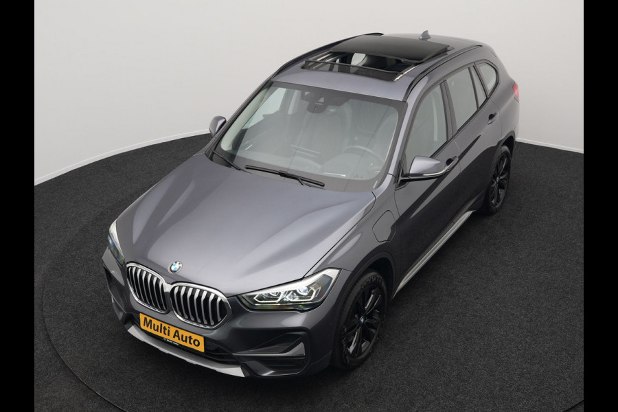 BMW X1 xDrive25e X Line Shadow Plug In Hybrid 221pk Dealer O.H. PHEV | Panodak | Sportstoelen Verwarmd | Sfeerverlichting | Head Up | Navigatie | Cruise Control | LED Koplampen | M-Stuur | Stoelverwarming | DAB |
