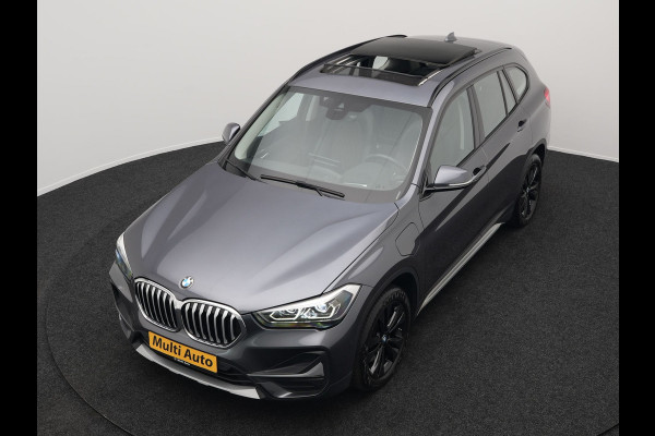 BMW X1 xDrive25e X Line Shadow Plug In Hybrid 221pk Dealer O.H. PHEV | Panodak | Sportstoelen Verwarmd | Sfeerverlichting | Head Up | Navigatie | Cruise Control | LED Koplampen | M-Stuur | Stoelverwarming | DAB |