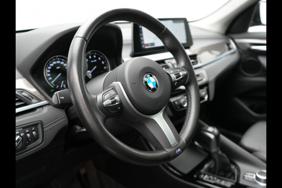 BMW X1 xDrive25e X Line Shadow Plug In Hybrid 221pk Dealer O.H. PHEV | Panodak | Sportstoelen Verwarmd | Sfeerverlichting | Head Up | Navigatie | Cruise Control | LED Koplampen | M-Stuur | Stoelverwarming | DAB |
