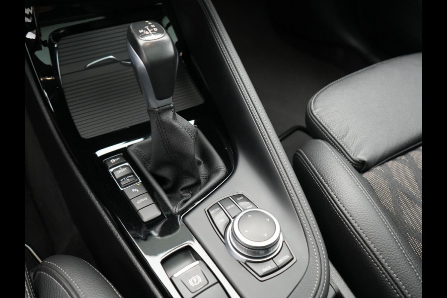 BMW X1 xDrive25e X Line Shadow Plug In Hybrid 221pk Dealer O.H. PHEV | Panodak | Sportstoelen Verwarmd | Sfeerverlichting | Head Up | Navigatie | Cruise Control | LED Koplampen | M-Stuur | Stoelverwarming | DAB |