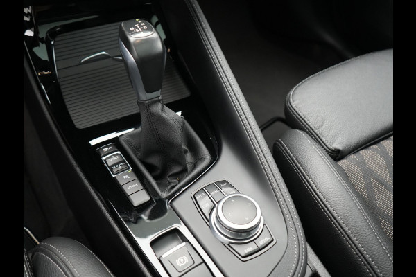 BMW X1 xDrive25e X Line Shadow Plug In Hybrid 221pk Dealer O.H. PHEV | Panodak | Sportstoelen Verwarmd | Sfeerverlichting | Head Up | Navigatie | Cruise Control | LED Koplampen | M-Stuur | Stoelverwarming | DAB |