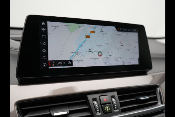 BMW X1 xDrive25e X Line Shadow Plug In Hybrid 221pk Dealer O.H. PHEV | Panodak | Sportstoelen Verwarmd | Sfeerverlichting | Head Up | Navigatie | Cruise Control | LED Koplampen | M-Stuur | Stoelverwarming | DAB |
