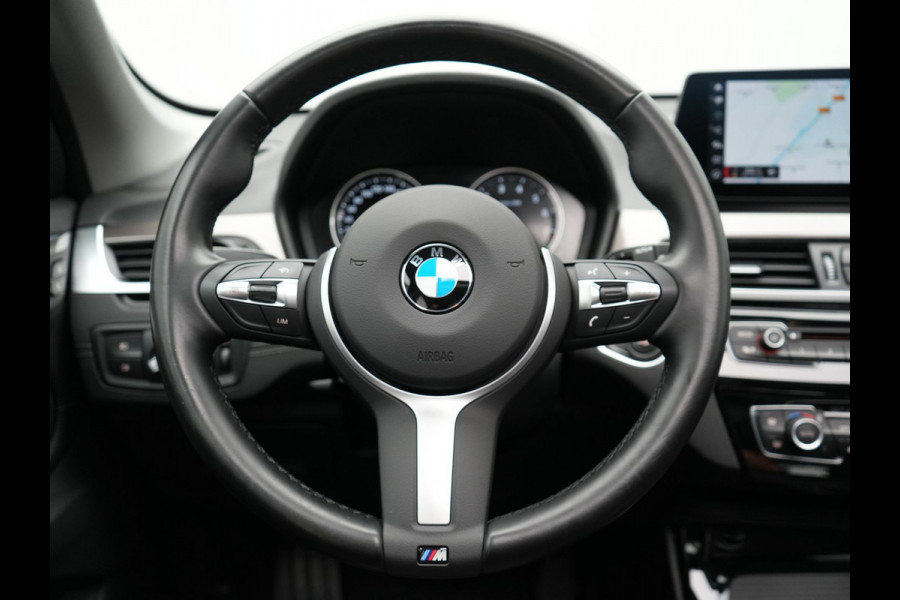BMW X1 xDrive25e X Line Shadow Plug In Hybrid 221pk Dealer O.H. PHEV | Panodak | Sportstoelen Verwarmd | Sfeerverlichting | Head Up | Navigatie | Cruise Control | LED Koplampen | M-Stuur | Stoelverwarming | DAB |