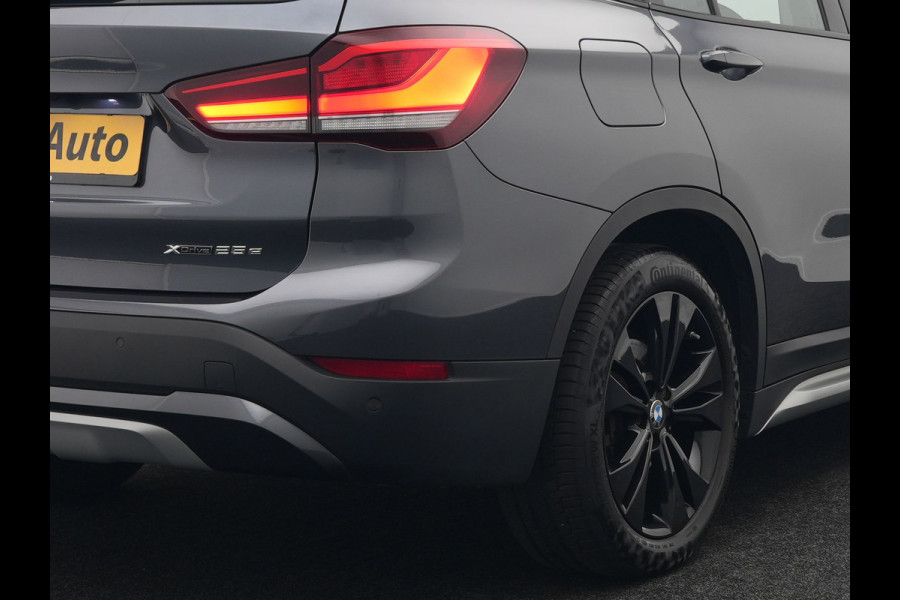 BMW X1 xDrive25e X Line Shadow Plug In Hybrid 221pk Dealer O.H. PHEV | Panodak | Sportstoelen Verwarmd | Sfeerverlichting | Head Up | Navigatie | Cruise Control | LED Koplampen | M-Stuur | Stoelverwarming | DAB |