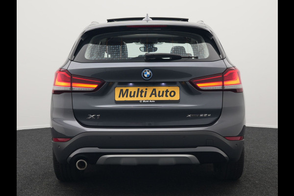 BMW X1 xDrive25e X Line Shadow Plug In Hybrid 221pk Dealer O.H. PHEV | Panodak | Sportstoelen Verwarmd | Sfeerverlichting | Head Up | Navigatie | Cruise Control | LED Koplampen | M-Stuur | Stoelverwarming | DAB |